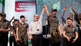 Что делает повар в Burger King в Магнит Косметик
